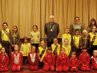 Brownies and Rainbows meet town mayor