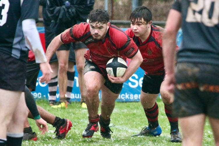 Oliver Pett looks for a gap with Mackenzie Tuckwell in support