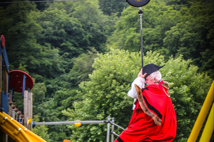 Okey mayor tries zip wire