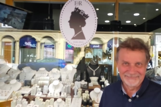 Queen - shops in Tavi tributes, John Baldwin jeweller