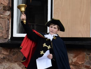 Hatherleigh town crier wows crowd at carnival