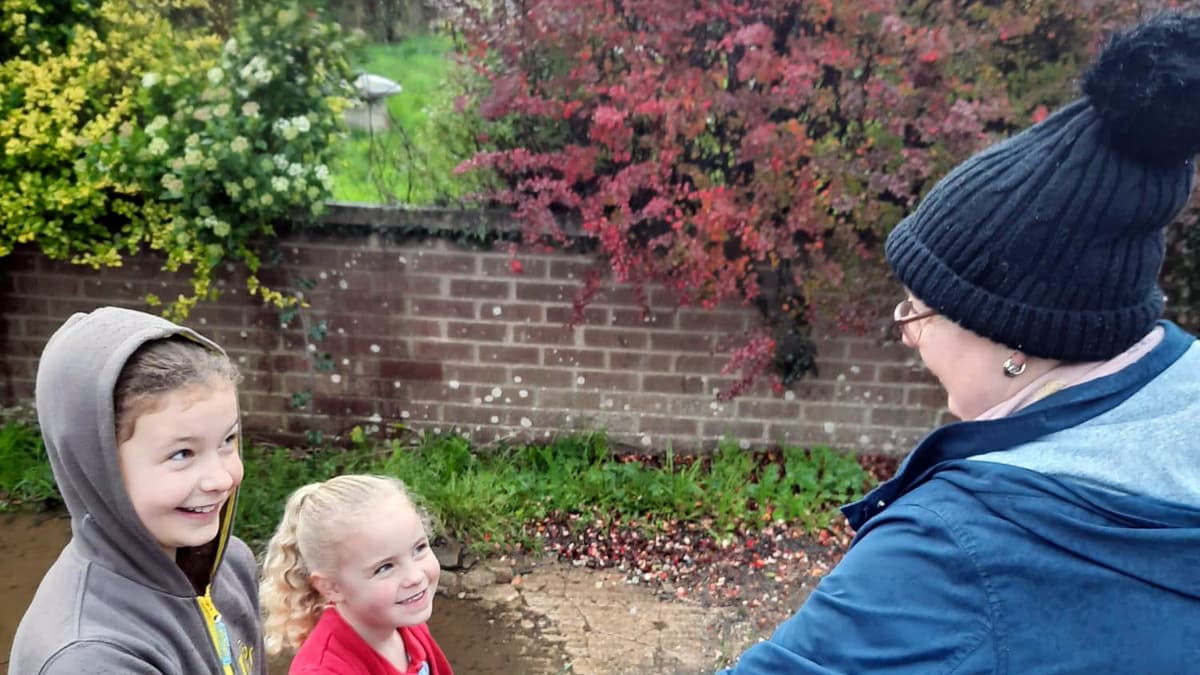 Okehampton’s Rainbows and Brownies bring joy to with random act of