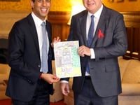 PM displays child’s card