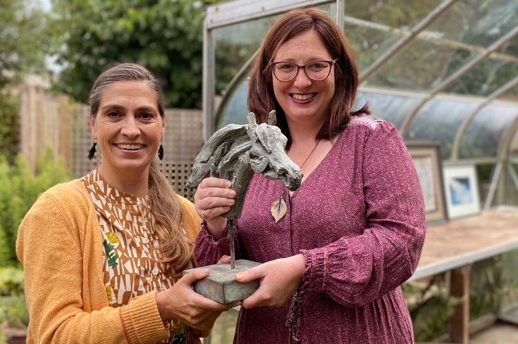 Sarah Chapman (Devon Artist Network Co-ordinator) presents the Heather Jansch Award to artist Catherine West
Further info: Gillian Taylor 07761 546075