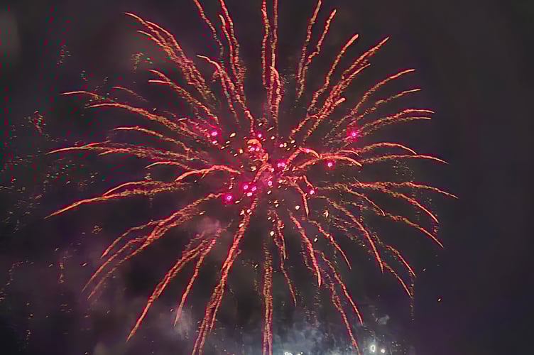 More than 1,000 people turned out to watch the fireworks organised by Okehampton Primary PTFA (Parents Teachers and Friends Association)