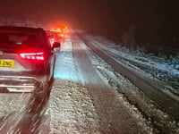 Kind-hearted residents help motorists stuck in snow
