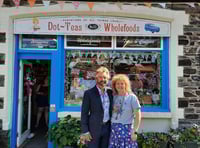 Noel pops into Dotty's shop