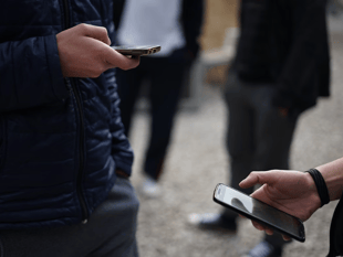 Council backs school smartphone ban