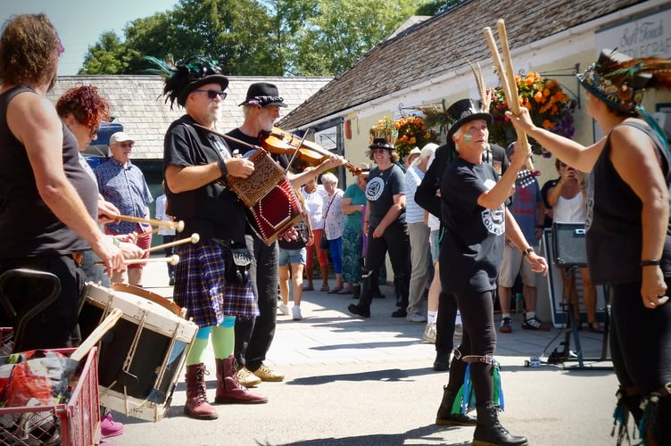 The energetic dancers and musicians of Lodestone Border Morris showed stamina and rhythm in the heat at the Tavi Fringe.