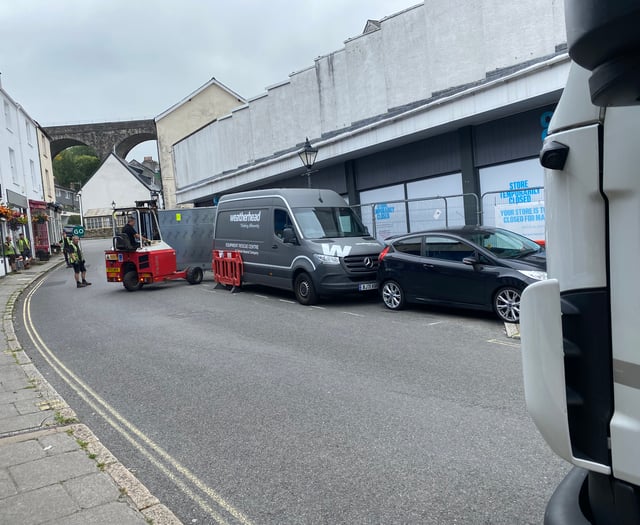 Tavistock traffic delays as fire-damaged Co-op cleared out