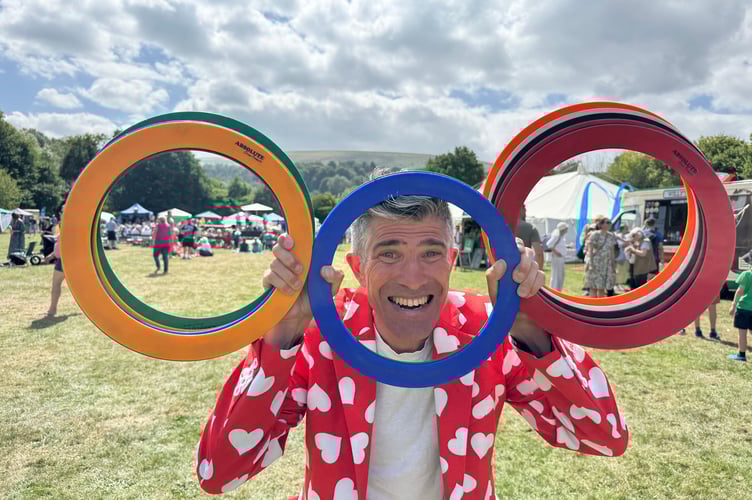 Children’s entertainer Rob Pudner of Entertainingly Different at Dartmoor Folk Festival. AQ 9433