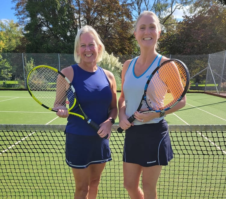 Ladies' singles winner Frances Lindsay, right, and runner up Claire Duffin, left.