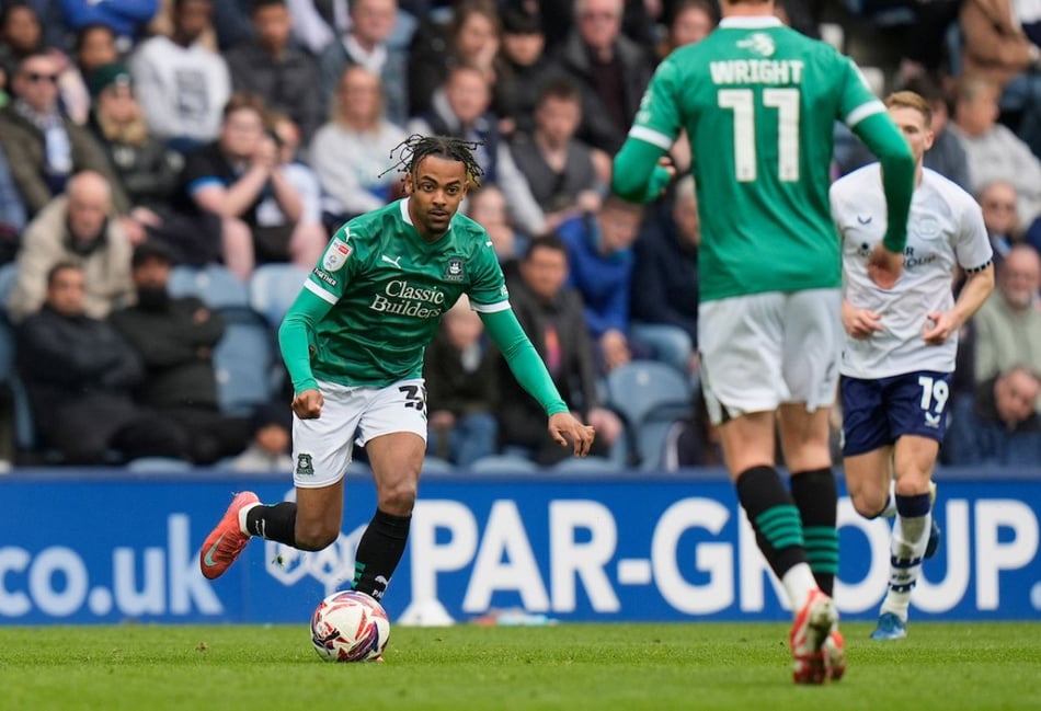 Argyle duo Issaka and Roberts join Truro City on loan