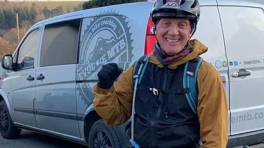 Ein Mann aus Okehampton bezwingt den Mount Snowdon mit einem Kinderfahrrad ...