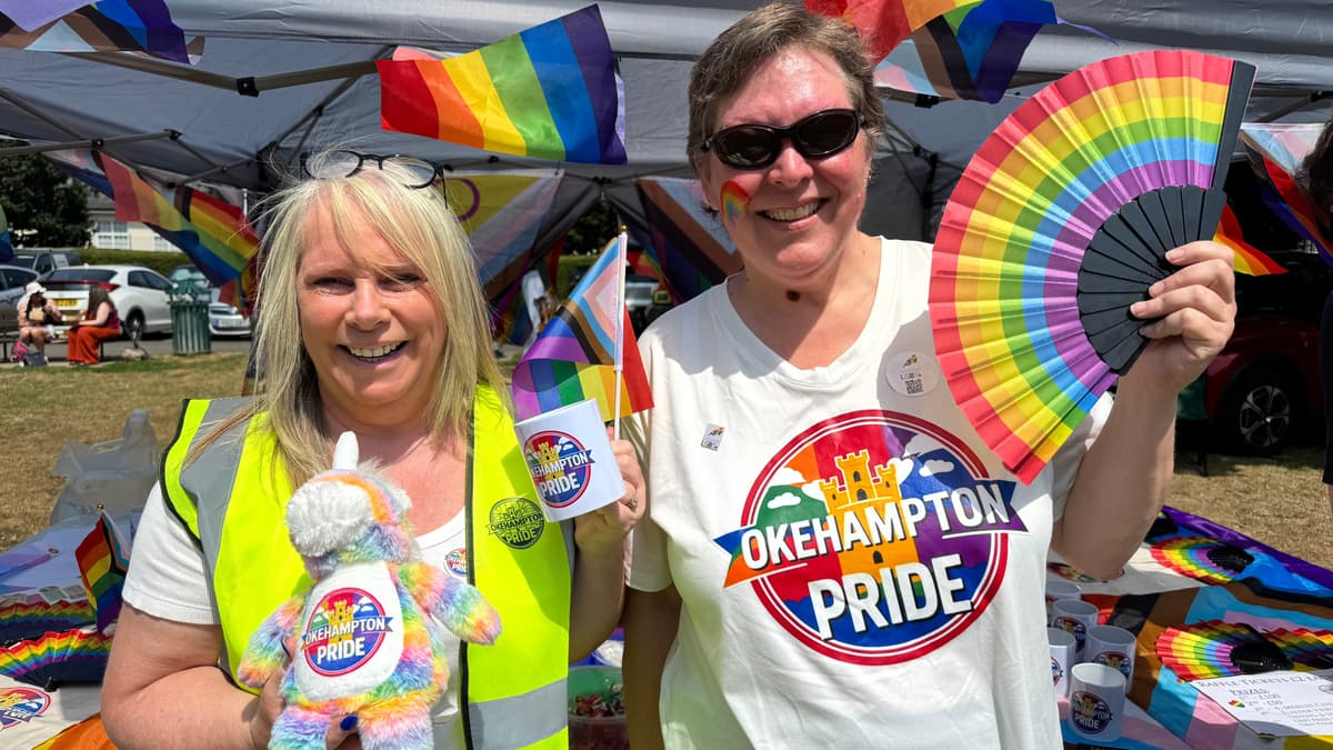 Okehampton Pride lockt Hunderte zum bisher größten Event.