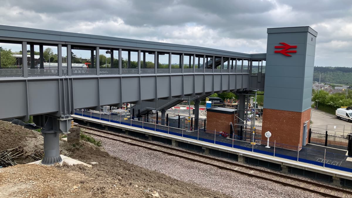 Der Personenverkehr am Bahnhof Okehampton Interchange beginnt an diesem ...