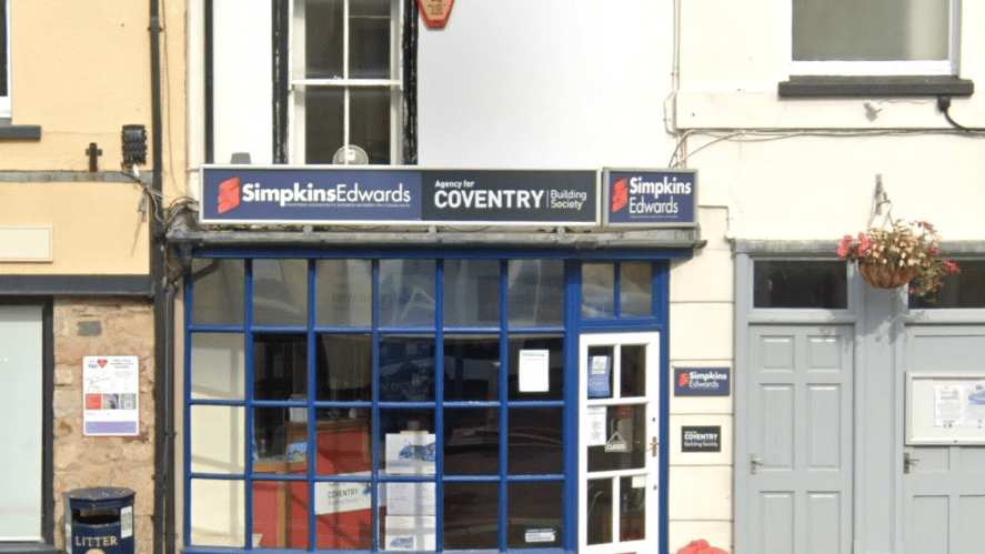 Der Schalter der Okehampton Coventry Building Society schließt.