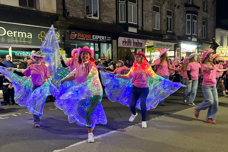Footsteps dancers pay tribute to Dolly Parton - with their routine to 'Nine to Five'.