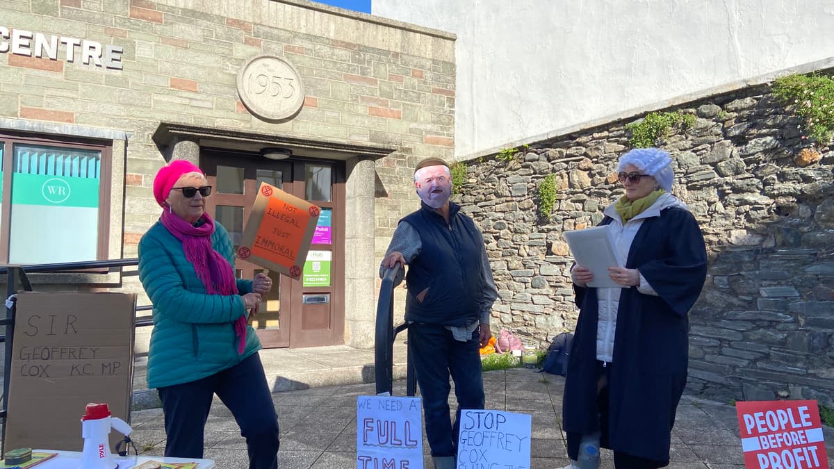 Lokaler Abgeordneter in Tavistock einem Scheinprozess unterzogen